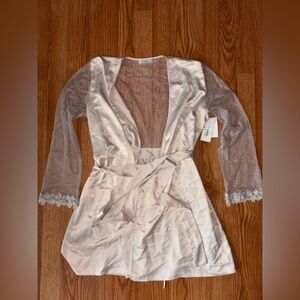 NWT Flora Nikrooz Cream and Silver Lace Robe